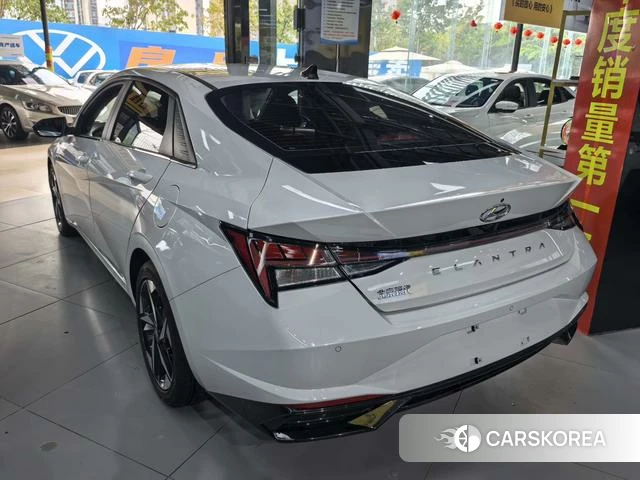 Hyundai Elantra 2023 Белый из Китая, фото 3
