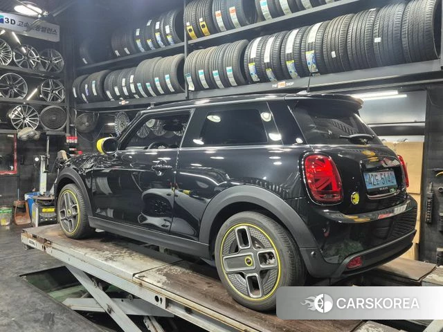 Mini Cooper Electric 2023 Черный из Кореи, фото 3