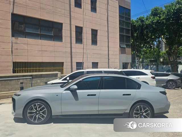 BMW 7 Series (G70) 2023 Серебристо-серый из Кореи, фото 3