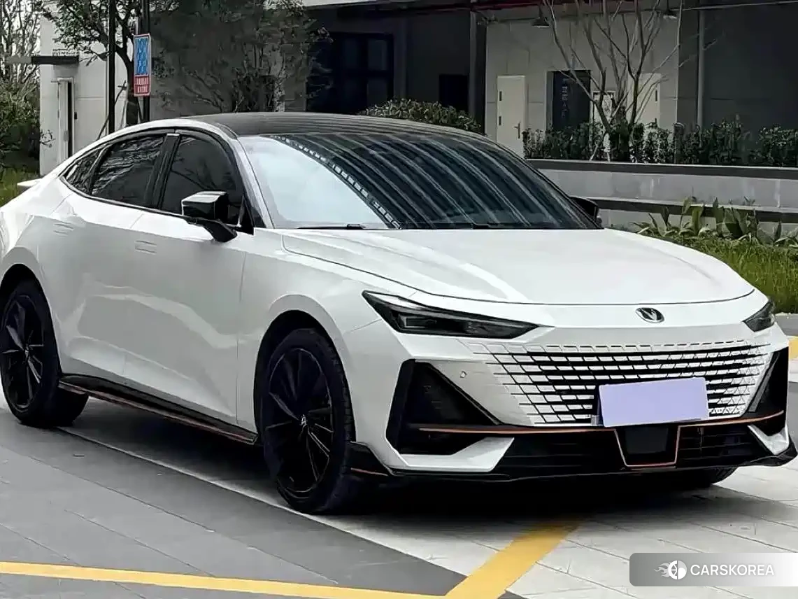 Chang'an UNI-V 2023 Белый из Китая, фото 3