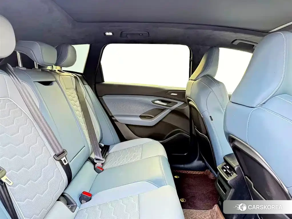 Audi Q6L 2025 Silver/gray из Китая, фото 3