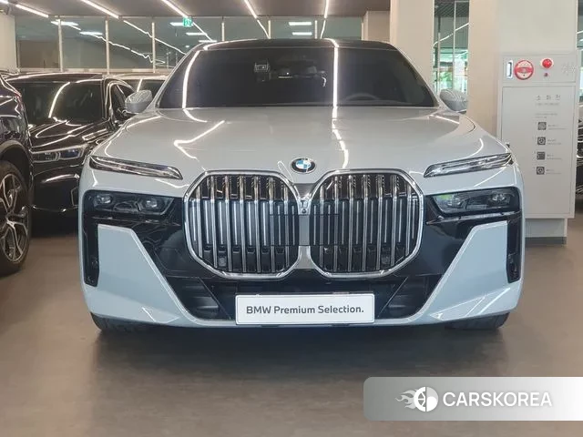 BMW 7 Series (G70) 2024 Цвет галактики из Кореи, фото 3