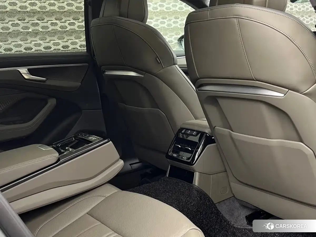 Audi A6L 2026 Silver/gray из Китая, фото 5