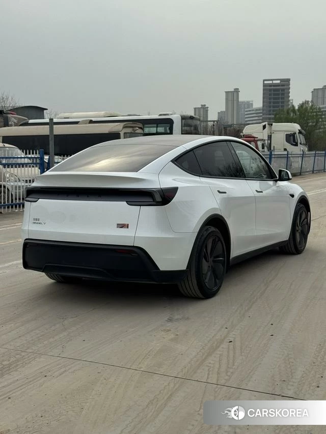 Tesla Model Y 2025 Белый из Китая, фото 5