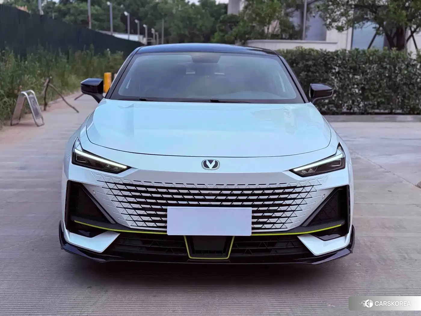 Chang'an UNI-V 2023 Белый из Китая, фото 3