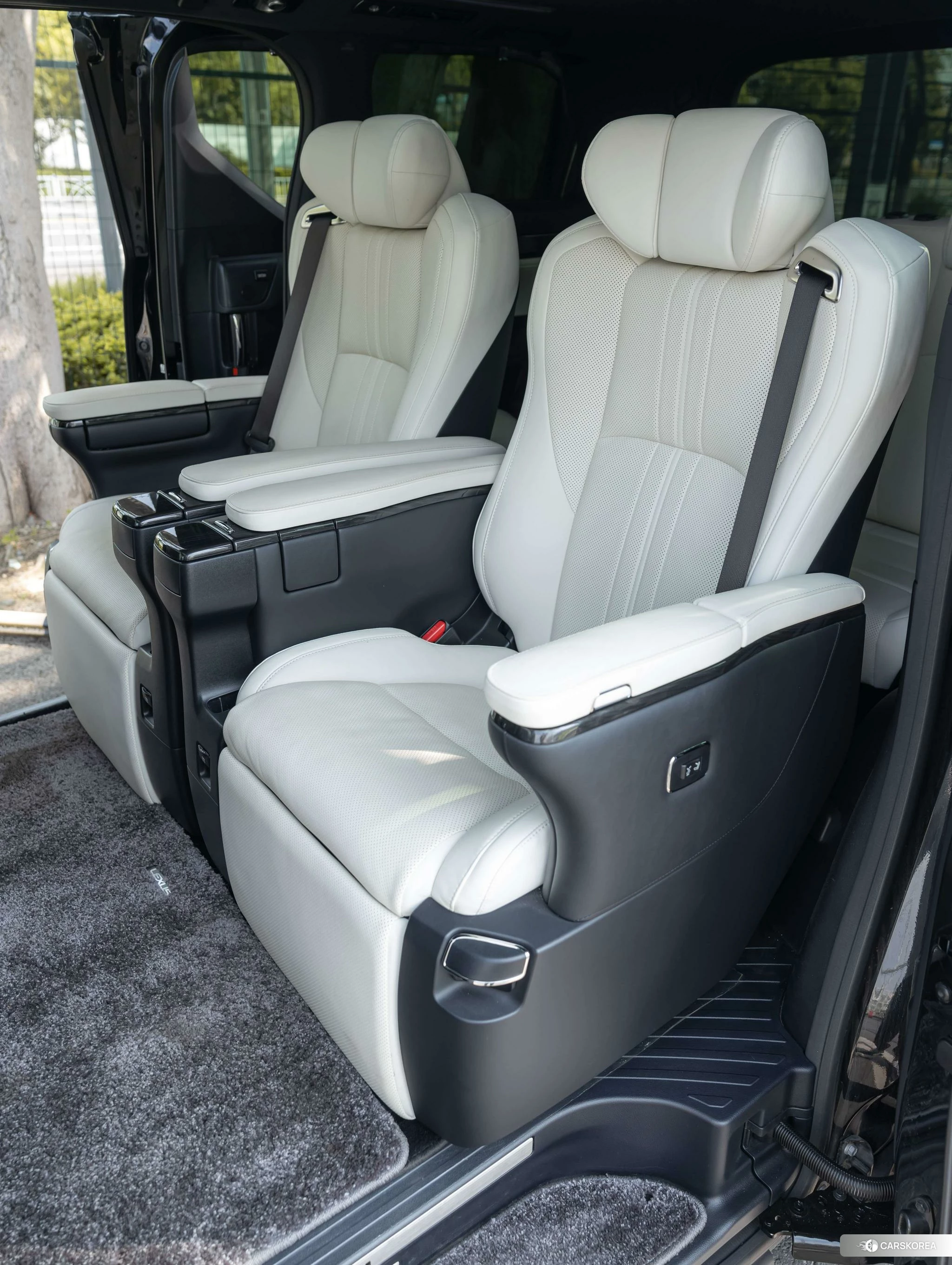 Lexus LM id 4421207 из Китая 21