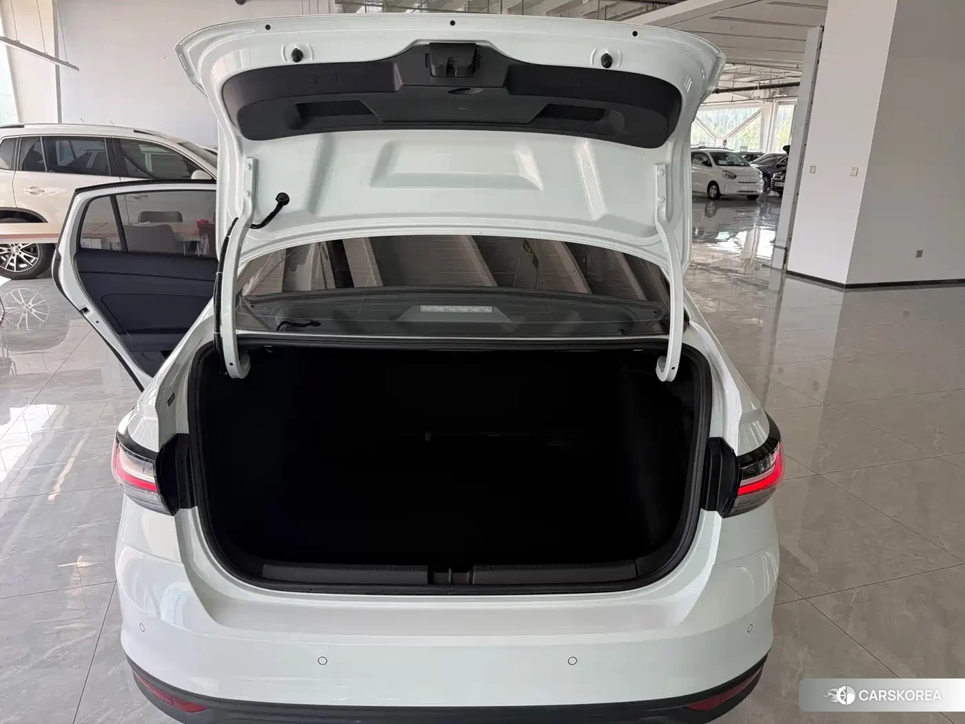 Volkswagen Lavida 2024 Белый из Китая, фото 5