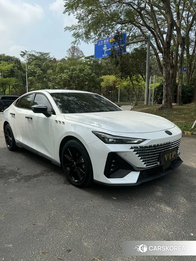 Chang'an UNI-V 2023 Белый из Китая, фото 3