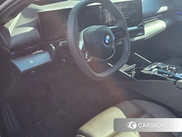 BMW 5 Series (G60) 2024 Черный из Кореи, фото 3