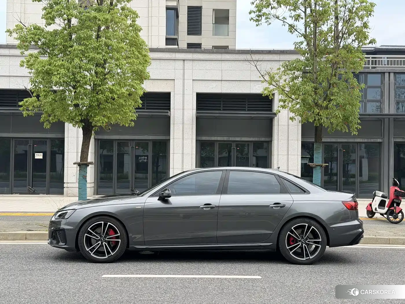 Audi A4L 2024 Silver/gray из Китая, фото 3