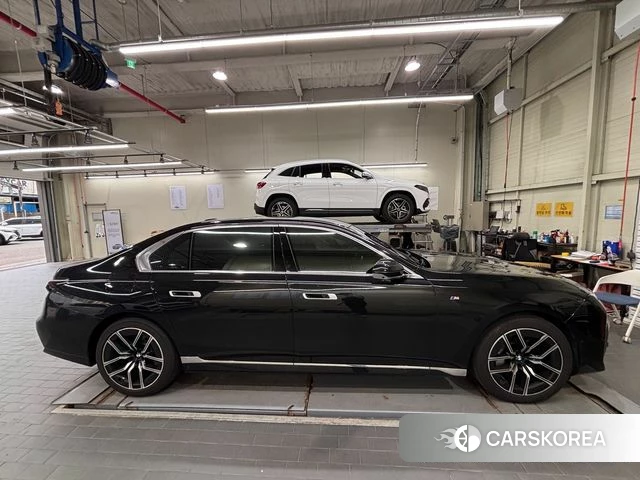BMW 7 Series (G70) 2024 Черный из Кореи, фото 3