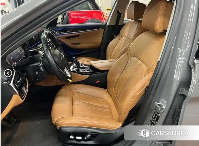 BMW 5 Series (G30) 2021 Серебристо-серый из Кореи, фото 3