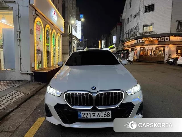 BMW 5 Series (G60) 2024 Белый из Кореи, фото 3