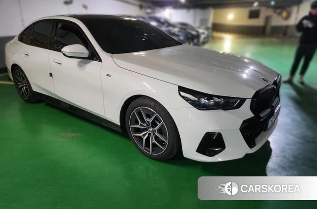 BMW 5 Series (G60) 2024 Белый из Кореи, фото 3