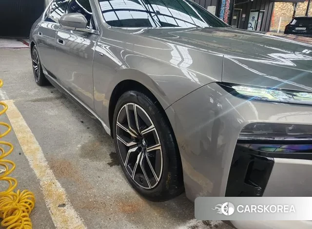 BMW 7 Series (G70) 2023 Песочный из Кореи, фото 3