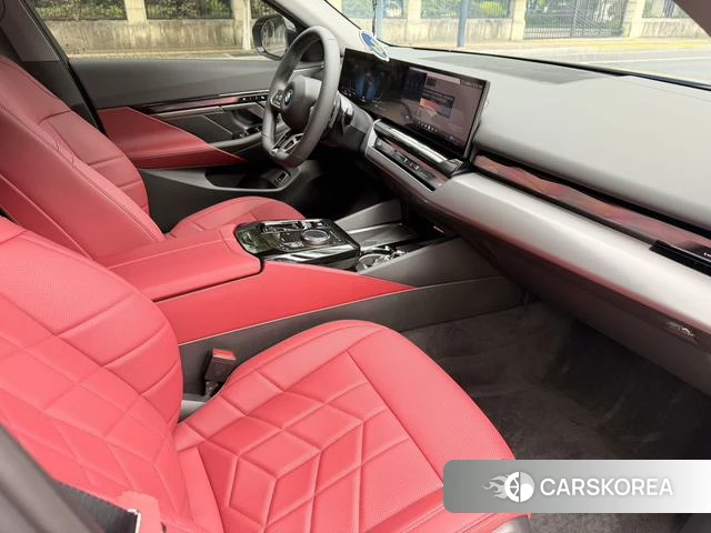 BMW 5 series 2025 Черный из Китая, фото 3