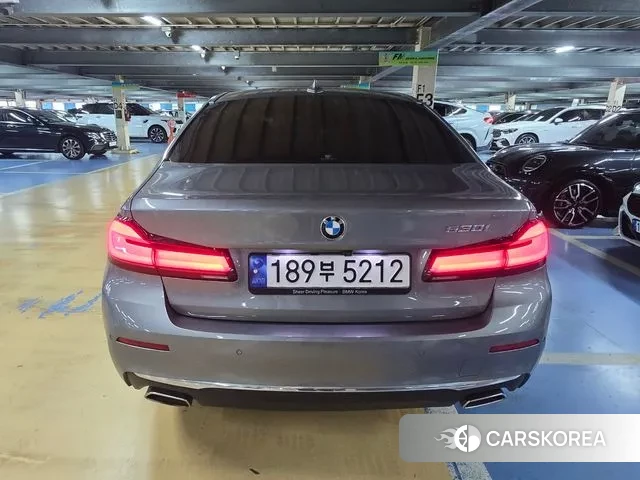 BMW 5 Series (G30) 2022 Серебристо-серый из Кореи, фото 4