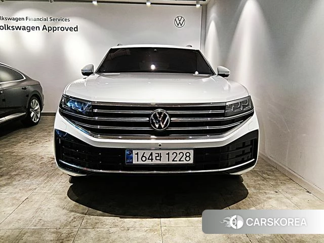 Volkswagen Touareg 3rd generation 2024 Белый из Кореи, фото 6