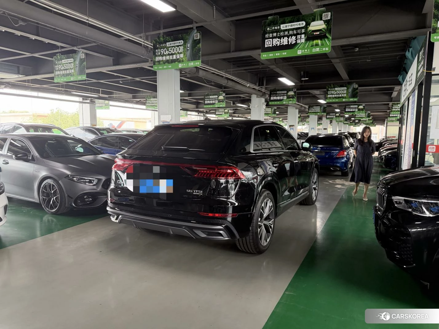 Audi Q8 2023 Черный из Китая, фото 2