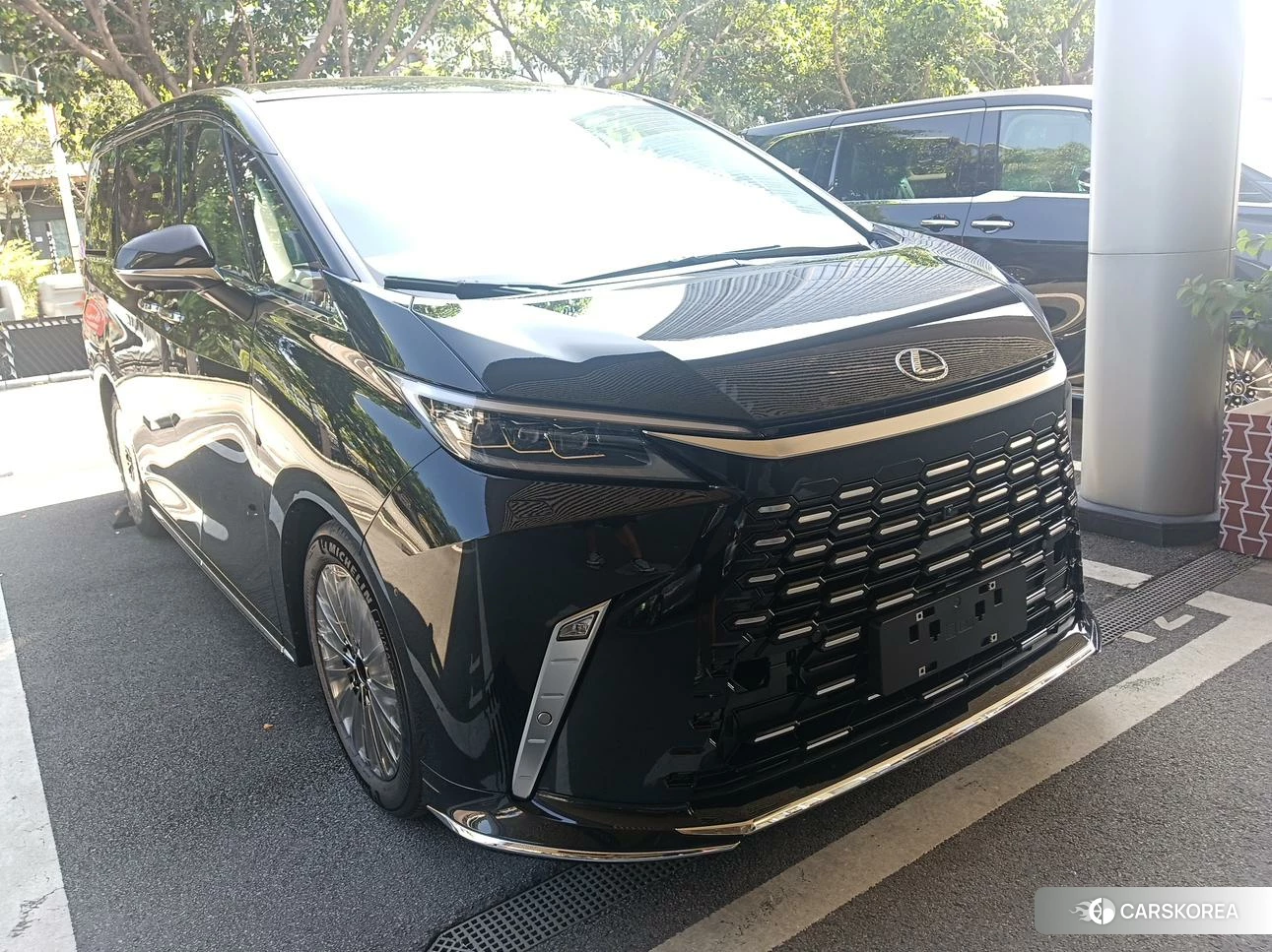 Lexus LM id 4440468 из Китая 18