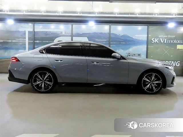 BMW 5 Series (G60) 2025 Серебристо-серый из Кореи, фото 3