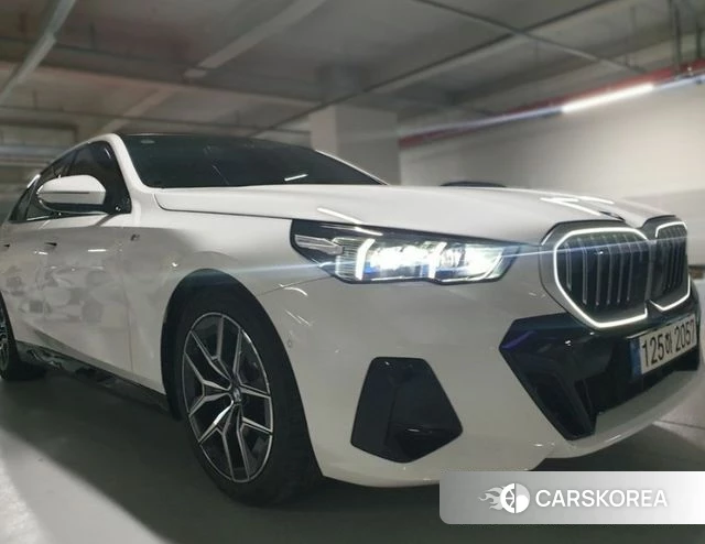 BMW 5 Series (G60) 2024 Белый из Кореи, фото 3