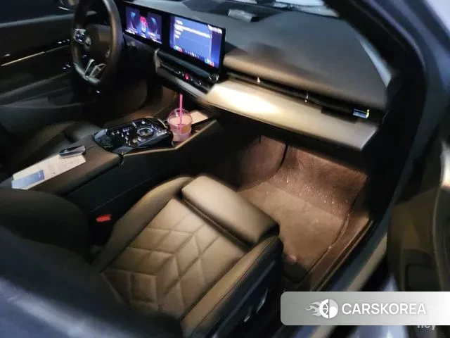 BMW 5 Series (G60) 2023 Светло-серебряный цвет из Кореи, фото 3