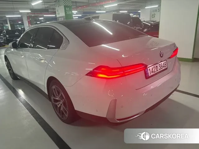 BMW 5 Series (G60) 2024 Белый из Кореи, фото 3