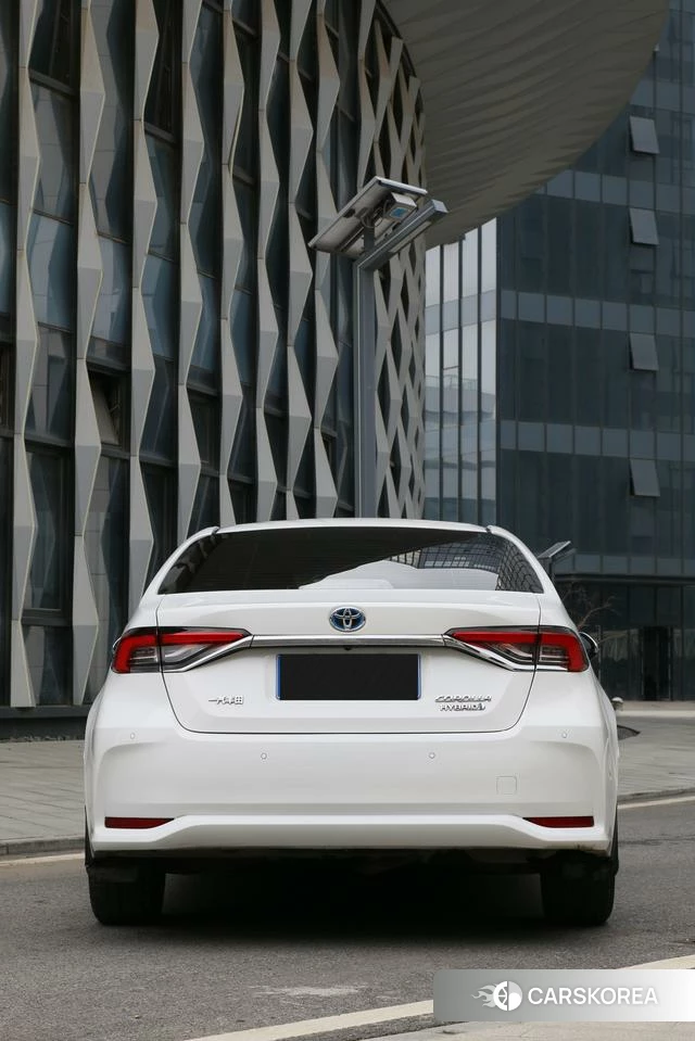 Toyota Corolla dual engine E+ 2022 Белый из Китая, фото 3