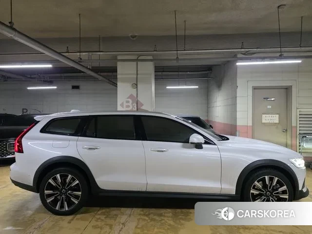 Volvo V60 Cross-Country 2nd Generation 2022 Белый из Кореи, фото 5
