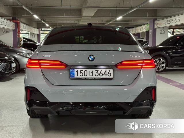 BMW 5 Series (G60) 2026 Светло-серебряный цвет из Кореи, фото 4