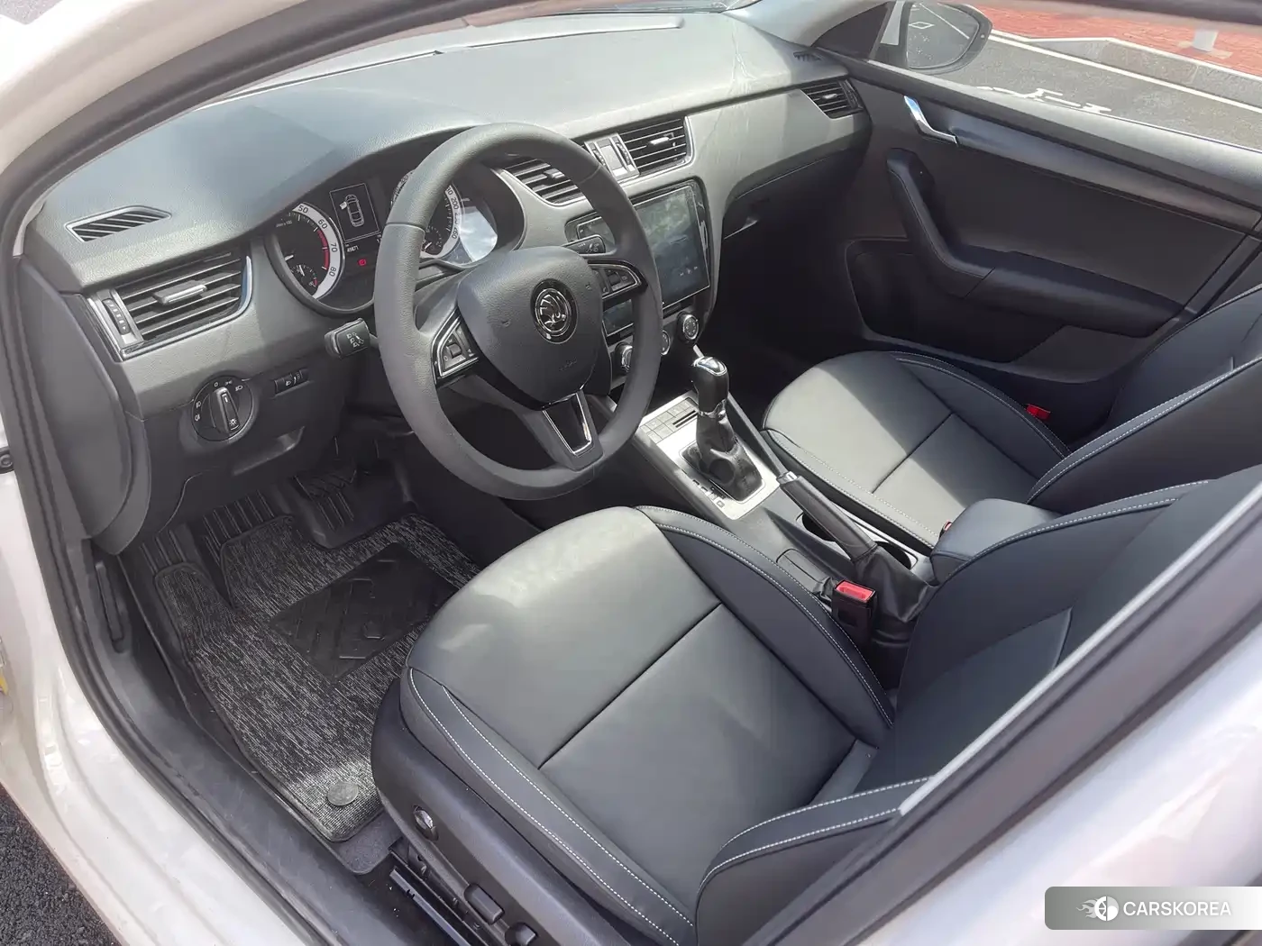 Skoda Octavia 2022 Белый из Китая, фото 3