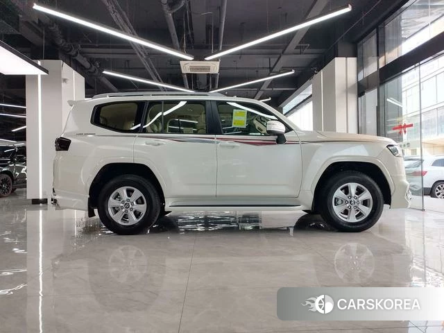 Toyota Land Cruiser (imported) 2024 Белый из Китая, фото 3
