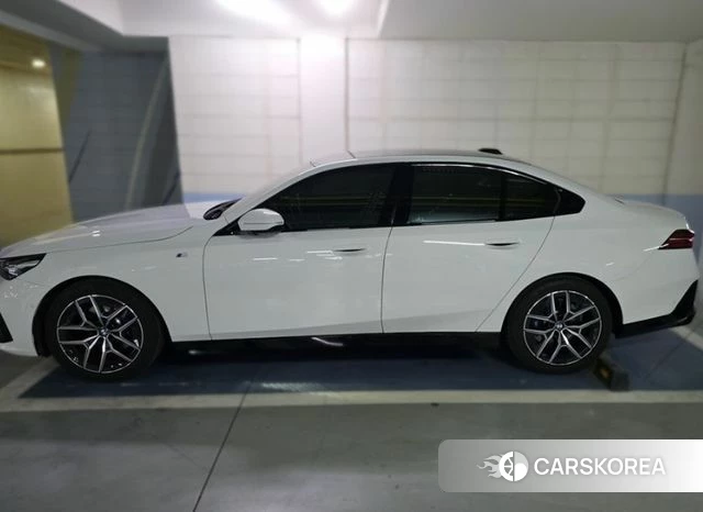 BMW 5 Series (G60) 2024 Белый из Кореи, фото 3