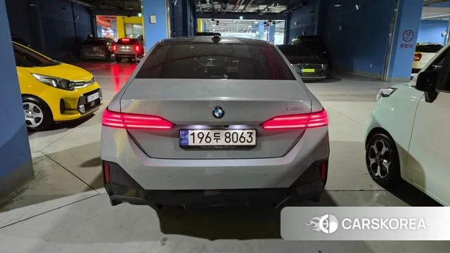 BMW 5 Series (G60) 2024 Небесно-голубой из Кореи, фото 3