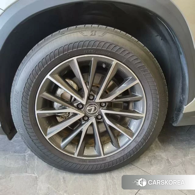 Lexus NX PHEV 2023 Серебристо-серый из Китая, фото 3