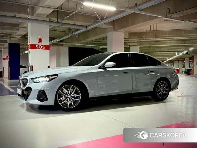 BMW 5 Series (G60) 2026 Светло-серебряный цвет из Кореи, фото 3