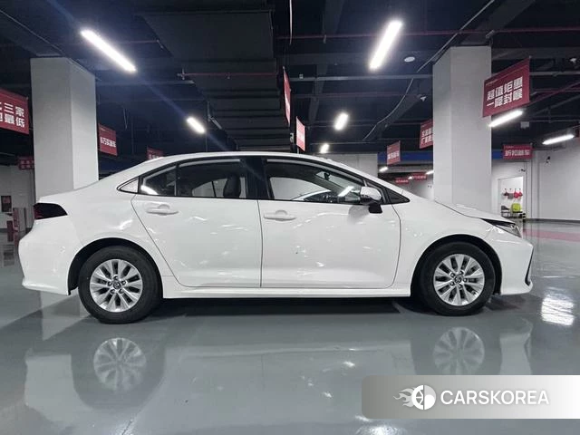 Toyota Corolla 2023 Белый из Китая, фото 3