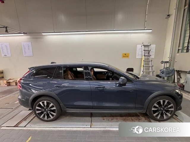 Volvo V60 Cross-Country 2nd Generation 2022 Синий из Кореи, фото 3