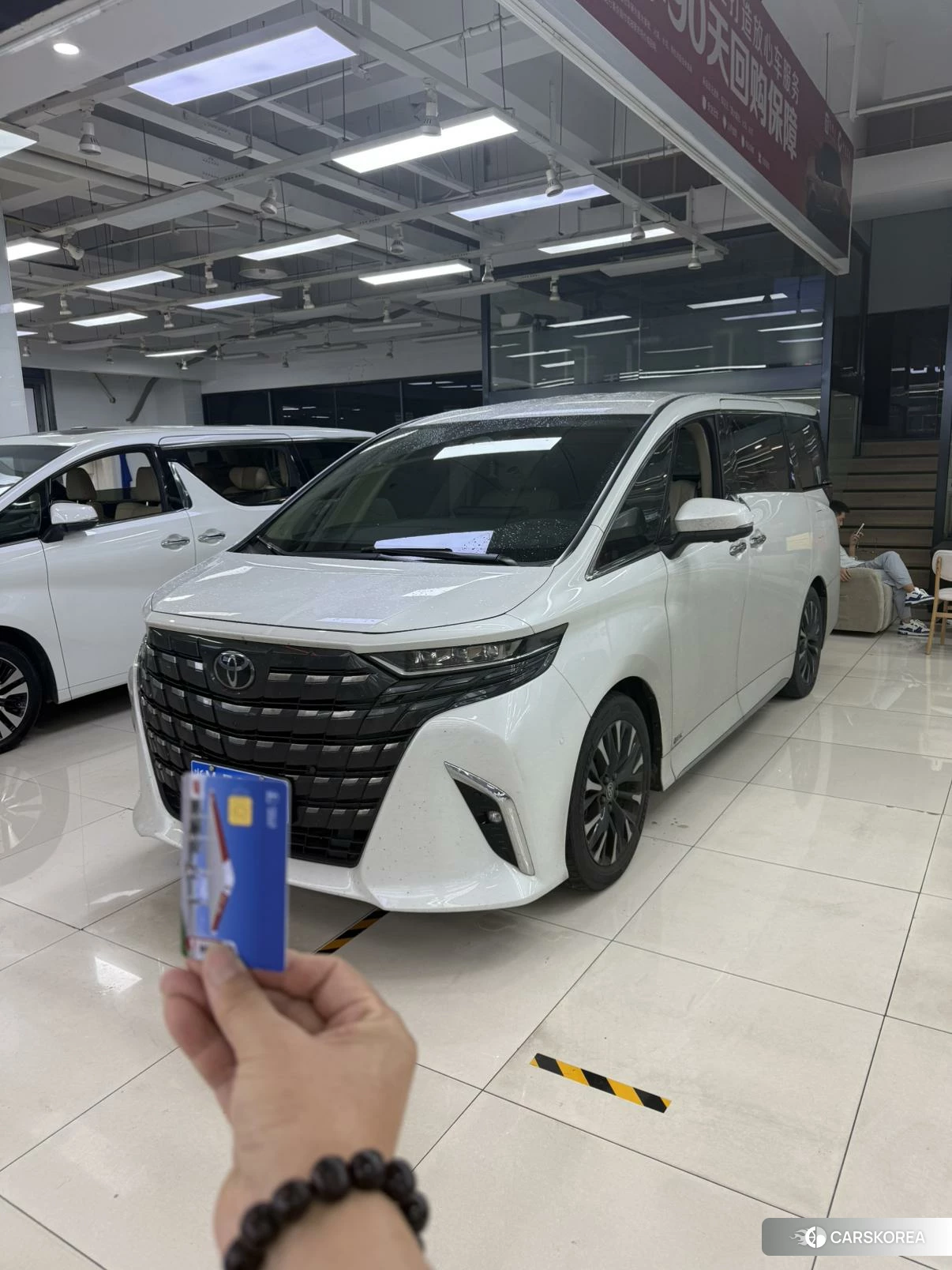 Toyota Elfa 2022 Белый из Китая, фото 3