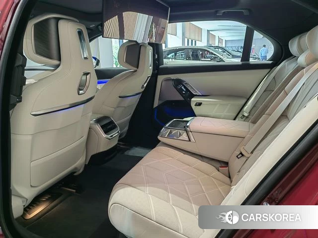BMW i7 2025 Красный из Китая, фото 5