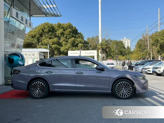Volkswagen Passat 2024 Серебристо-серый из Китая, фото 3