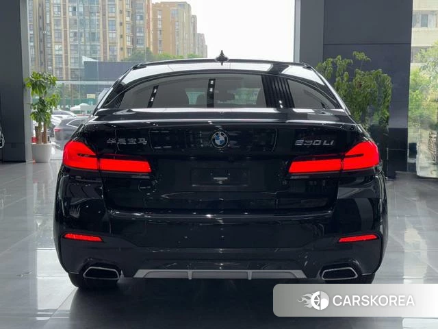 BMW 5 series 2022 Черный из Китая, фото 3