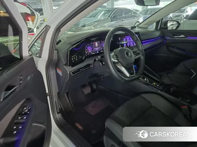 Volkswagen Golf 8th Generation 2023 Белый из Кореи, фото 3