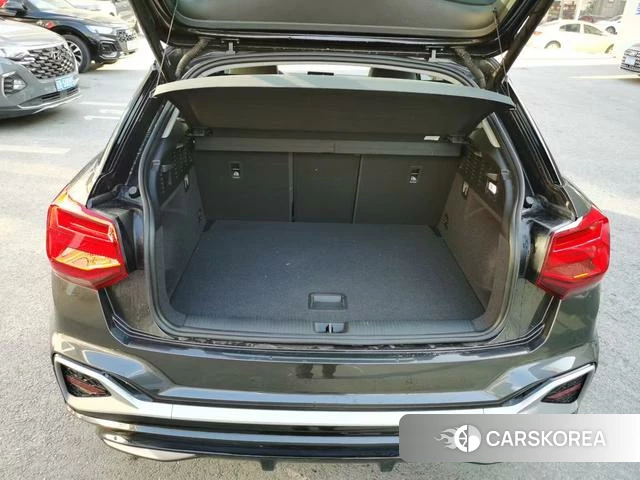 Audi Q2L 2024 Темно-серый из Китая, фото 3