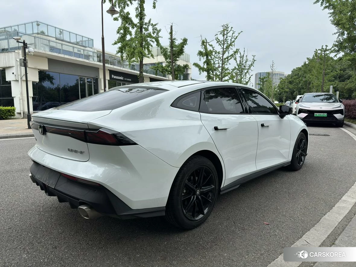 Chang'an UNI-V 2022 Белый из Китая, фото 4