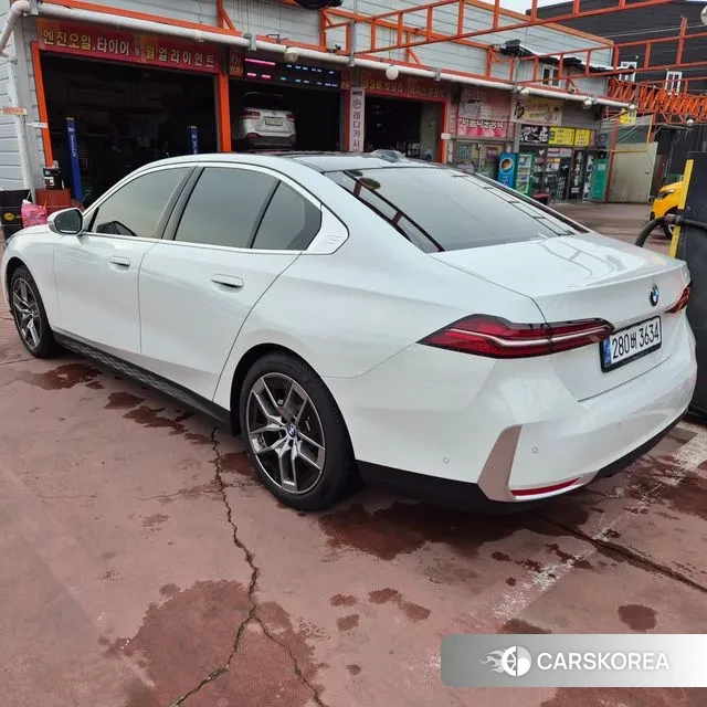 BMW 5 Series (G60) 2024 Белый из Кореи, фото 3