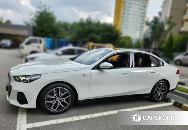 BMW 5 Series (G60) 2024 Белый из Кореи, фото 3