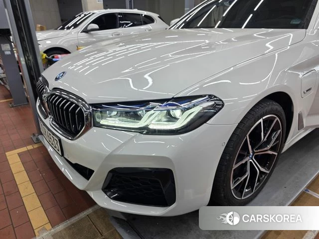 BMW 5 Series (G30) 2023 Белый из Кореи, фото 3