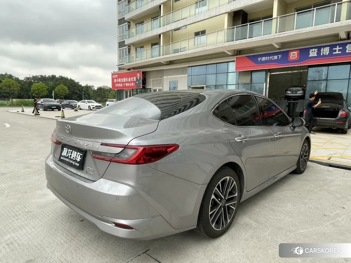 Toyota Camry 2024 Серебристо-серый из Китая, фото 3